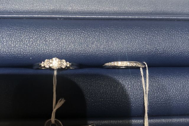 右が結婚指輪のブーケ
左は婚約指輪のブーケクレッセント