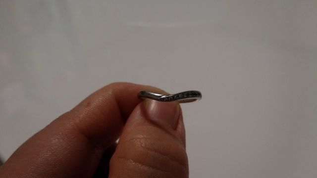 V字ので右側にダイヤモンドがあしらわれています