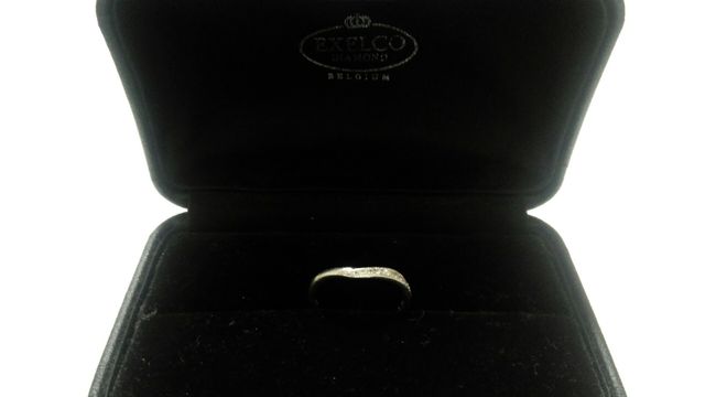 リングピローはブラックで高級感があります