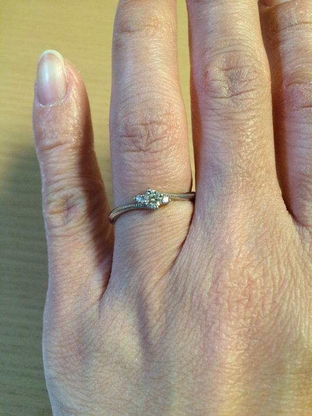 婚約指輪をはめた写真です
