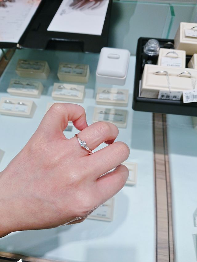 ダイヤも大きく、デザインもとても綺麗でした