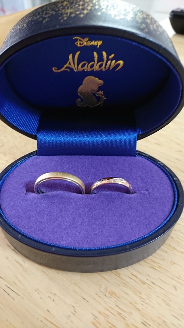 結婚十周年の記念にアラジンのペアリングを購入しました。