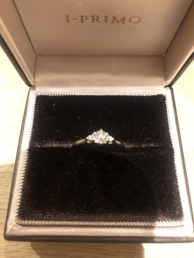 指輪の側面がハートになっていて可愛いデザインになってます。