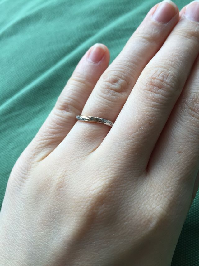 プラチナにピンクゴールドが織り込むデザイン