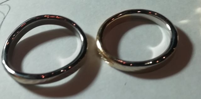 同じ唐草で、
左ウェーブプラチナ
右ストレートゴールド