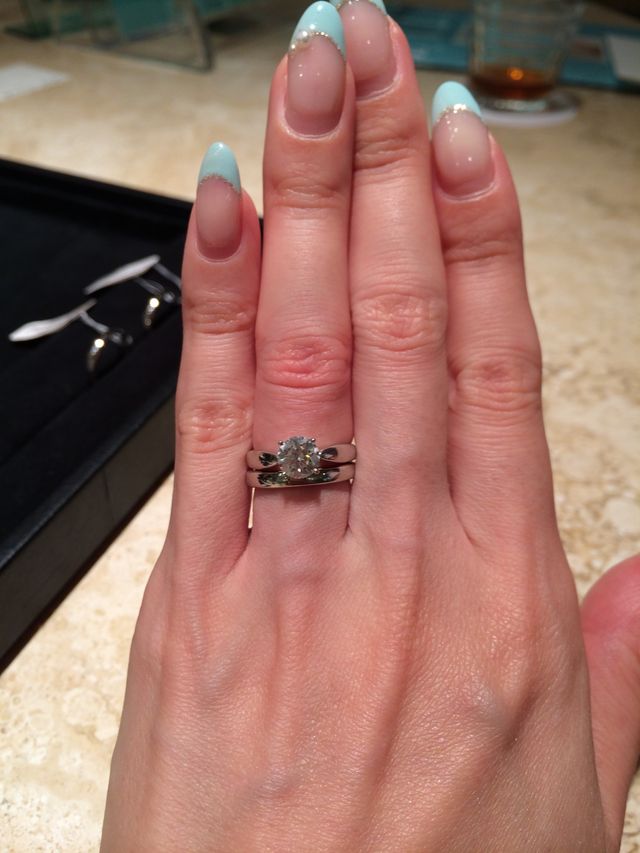 婚約指輪と合わせて