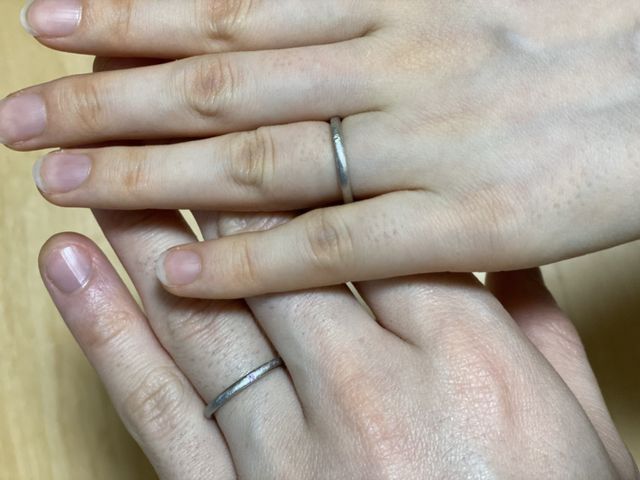 届いたリングを二人で着用しました。
