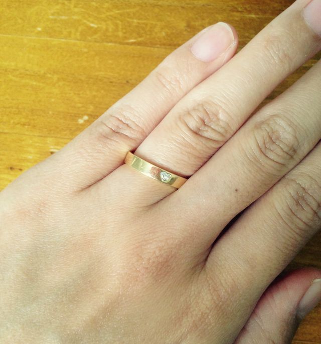 センターにハート型ダイヤが埋め込まれています。