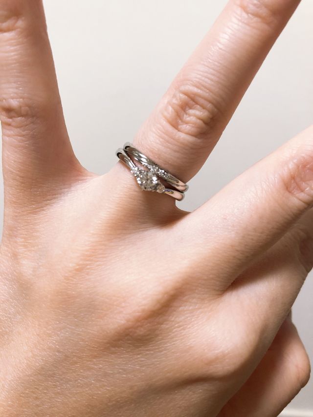 メイサのくびれたデザインを生かし結婚指輪を上に重ねづけ