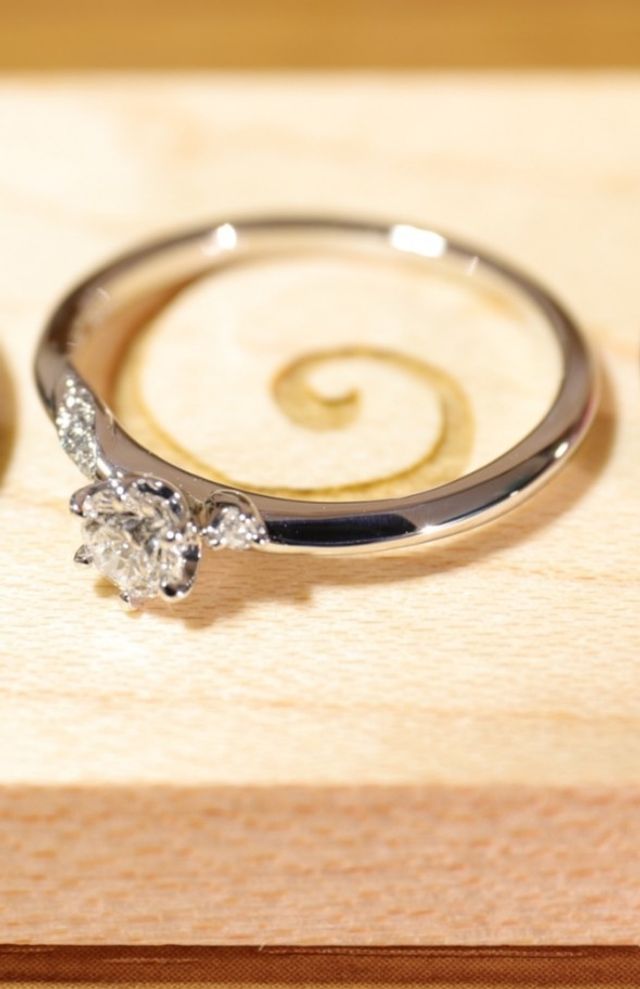 大粒のダイヤだけでなく両サイドにもダイヤがあります。