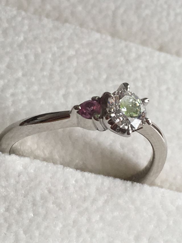 0.315ctにピンクサファイヤ付き