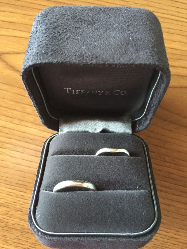 ペアで保管できます。私の指輪が上で、夫のものが下です。