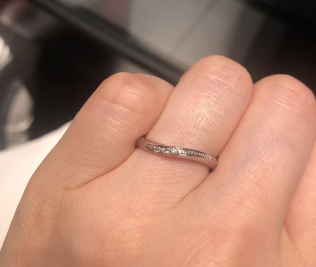 細かなミル打ちとメレダイヤの輝きがきれいです。