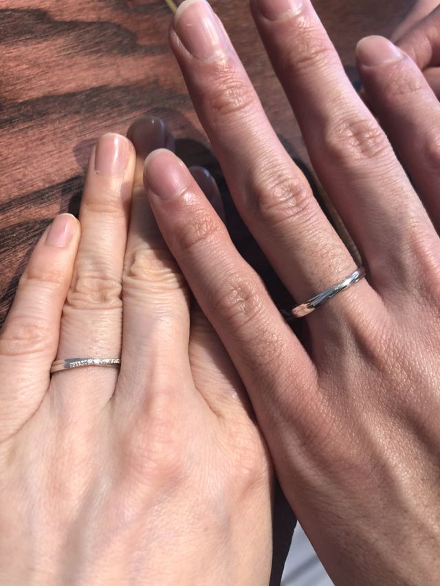 クロスしたデザインがシンプルながら可愛いです。