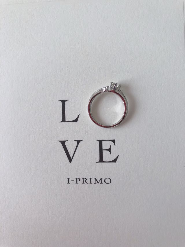 メレダイヤが斜めに入っているデザインです