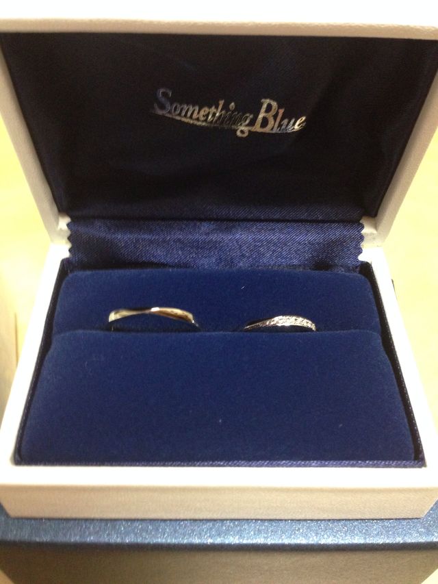 内側にブルーのサファイアが組み込まれています。