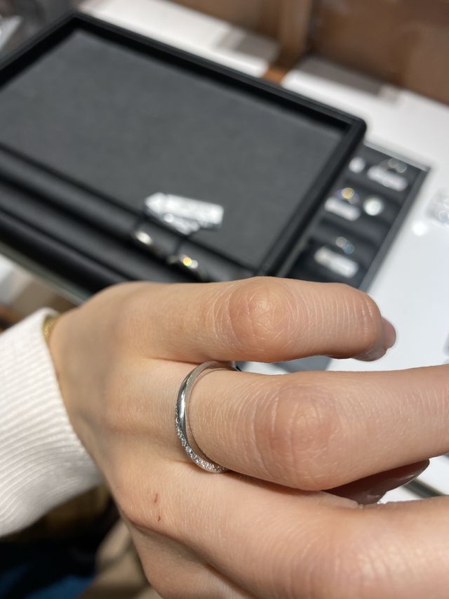 上から見たときにもダイヤが見えるデザイン