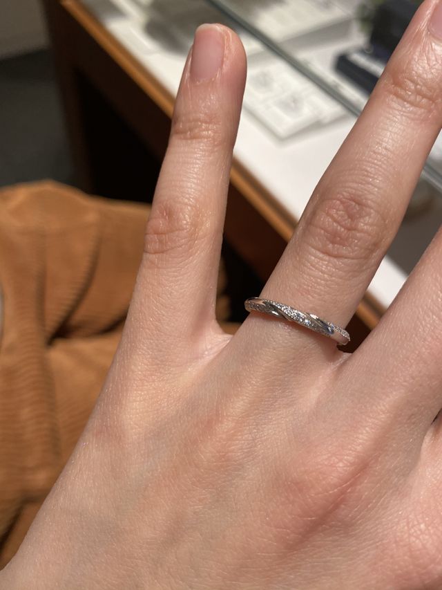 3連にダイヤモンドが入っておりとてもかわいいデザインでした