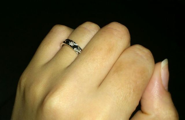 指輪を取りに行って初めて付けた時の写真。ピカピカです。