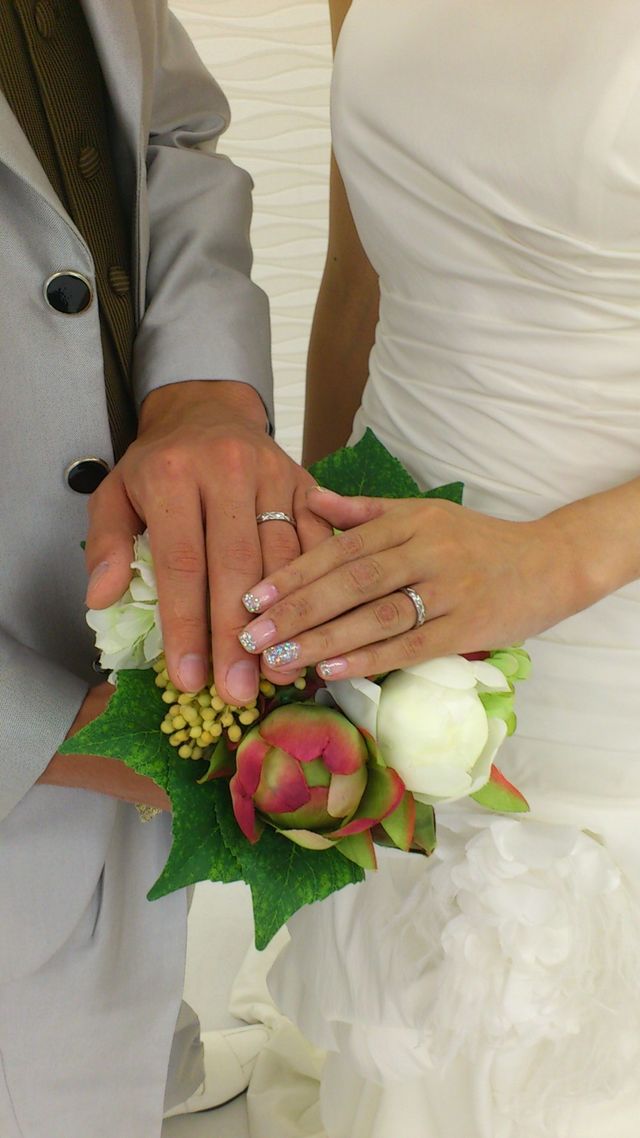 ウェディングフォト撮影時。私の指輪にはダイヤが入ってます。