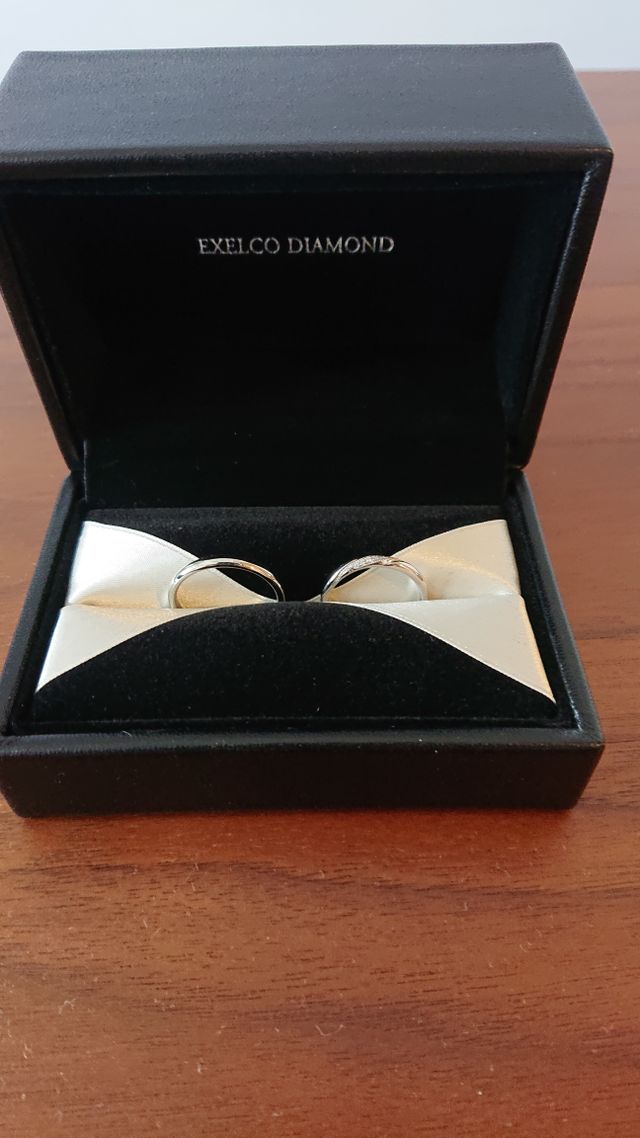 右側が女性用サンドリヨン結婚指輪。