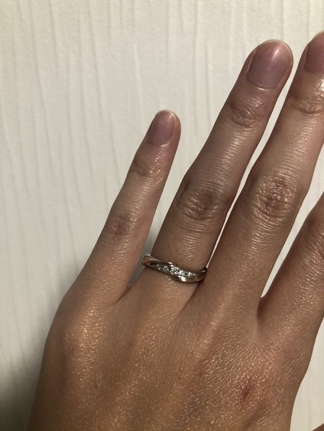 婚約指輪はなしだったので結婚指輪をダイヤモンド多めで。