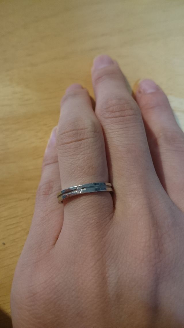 真ん中に溝があるタイプで石が１つ入っています。