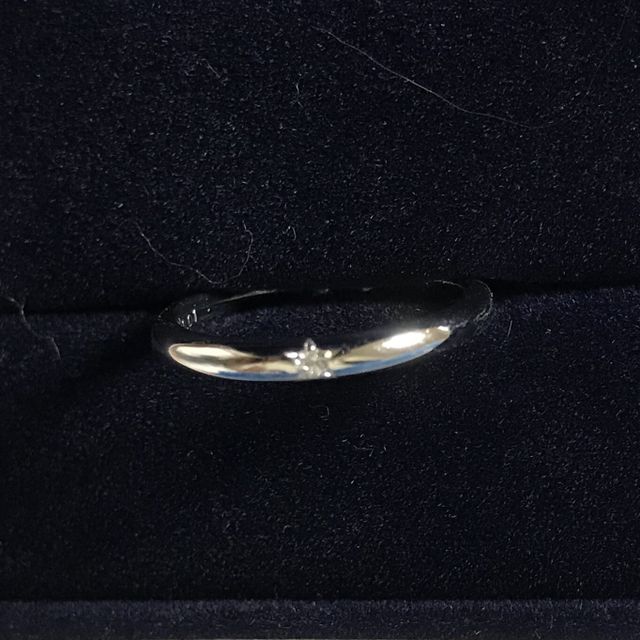 外側の一粒ダイヤの切り込みが、よく見ると星型でかわいいです。