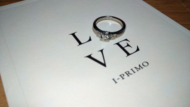 リング自体がセンターダイヤモンドに向けて細くなっている