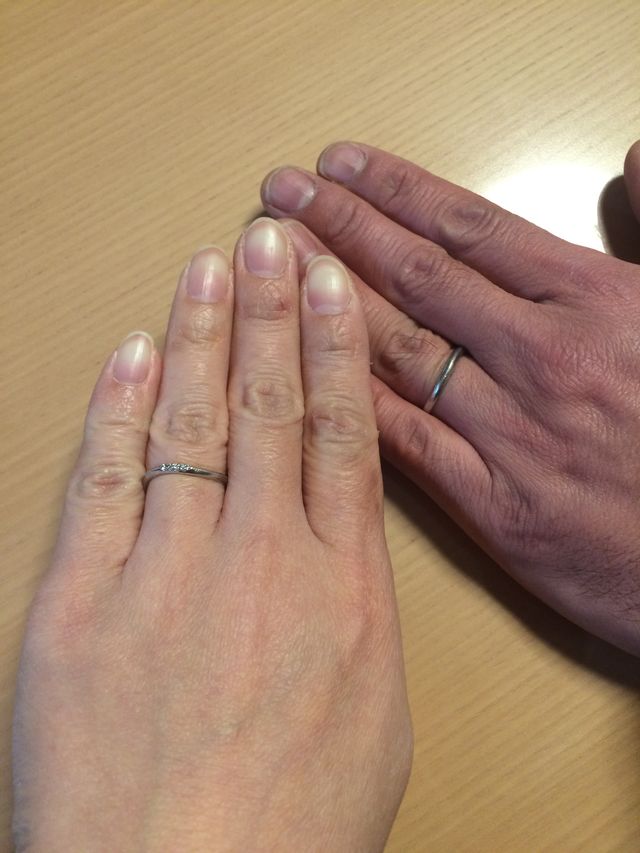 指にはめたペアの結婚指輪です