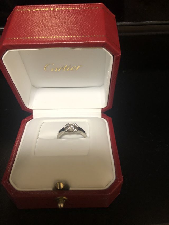 指が綺麗に見えるようなデザインになっております。