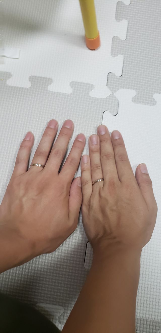 2人で指輪をつけている写真です。