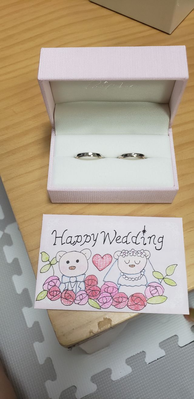 届いた指輪を開封して、直後に撮った写真です。