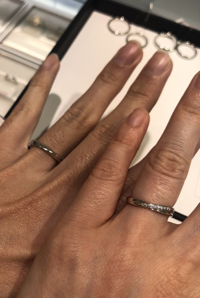 クロスしたデザインの指輪です。