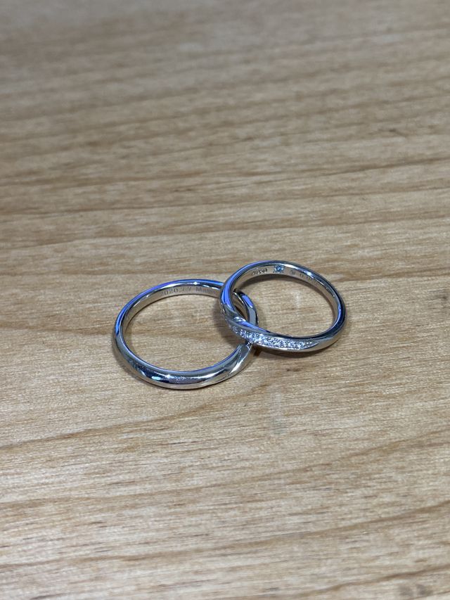 形はウェーブ、私の指輪だけメレダイヤが入っているデザインです