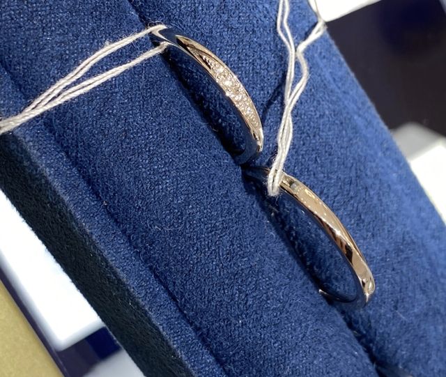 斜めのラインが印象的。ダイヤが大きく詰められていて上品。