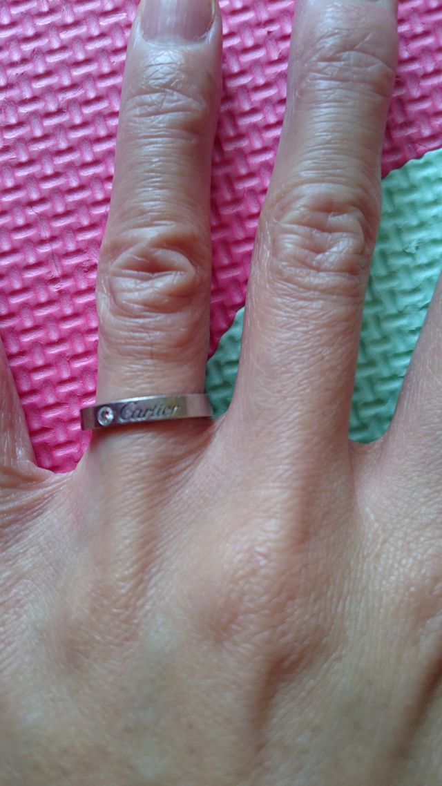 一粒ダイヤの横にカルティエの文字があるデザインです。