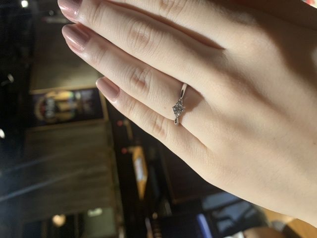 婚約指輪を1本でつけました。
着けるだけでワクワクします。