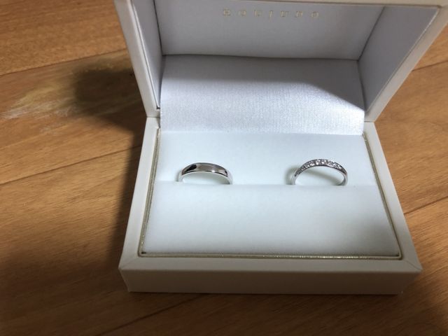 このような箱に入れて配送してもらった結婚指輪