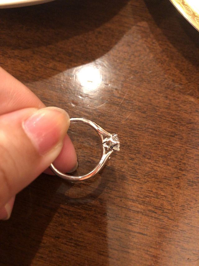 婚約指輪サイドから見た様子