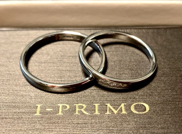 女性側の5連のダイヤが、輝いていて綺麗です。