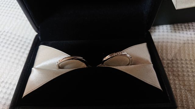 新郎の指輪は新婦のダイヤ部分の色を変えて貰いました。