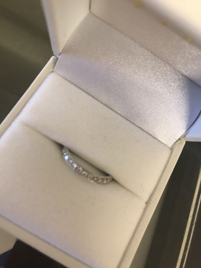 ダイヤが埋め込まれているデザインです。