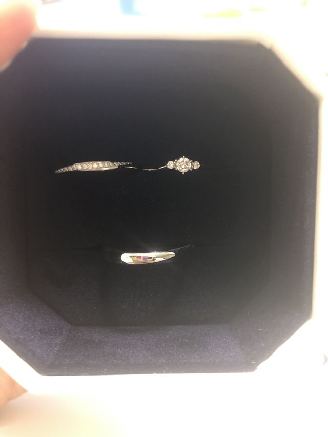 婚約指輪と結婚指輪です。