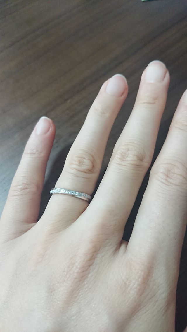 ダイヤが全部で0.19カラットで、リングの半周強ついています