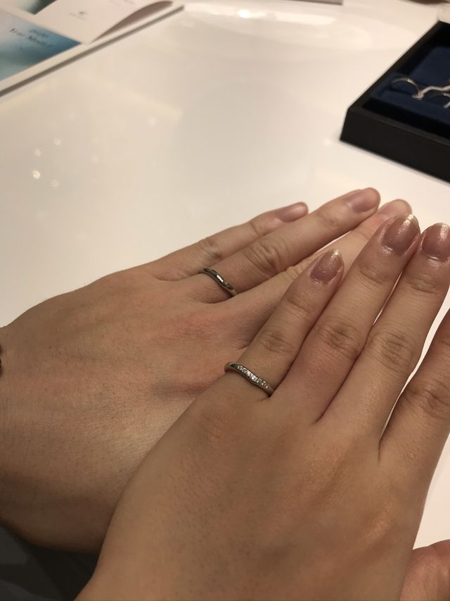 丸みのあるV字ライン。7石のダイヤ付き。