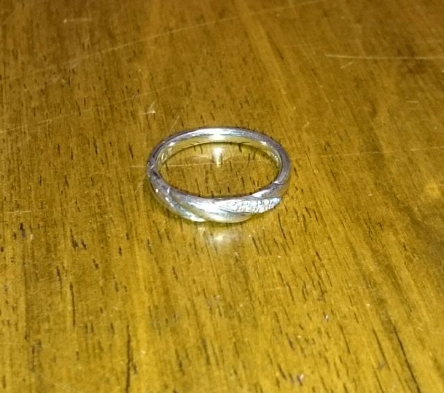 螺旋型でメレダイヤを入れた