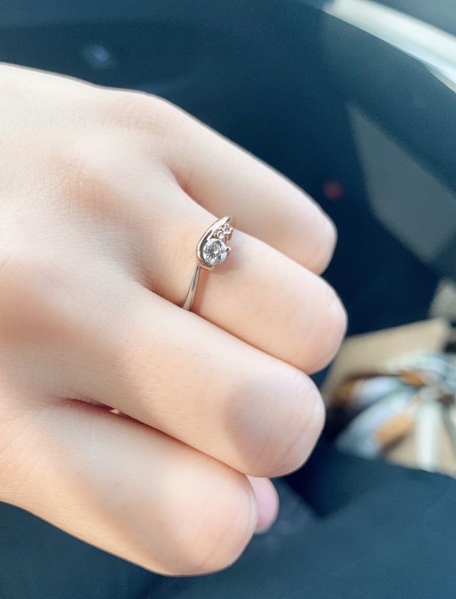 プラチナとピンクゴールドのコンビネーションタイプです。
