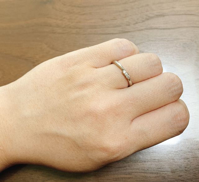 ダイヤモンドは小ぶりですが、とても綺麗に輝くので存在感あり！