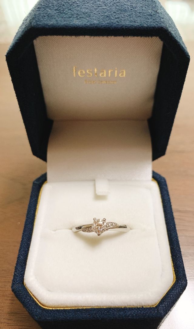 中央のダイヤの横に小さなダイヤがあり輝きを引き立ててくれる
